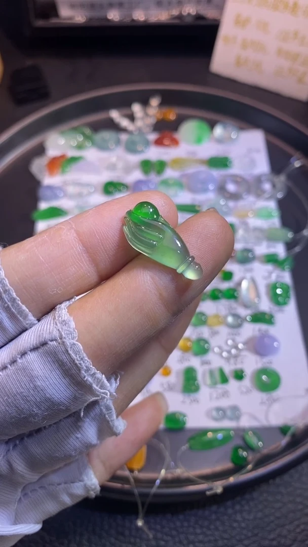 翡翠挂件未镶嵌佛手