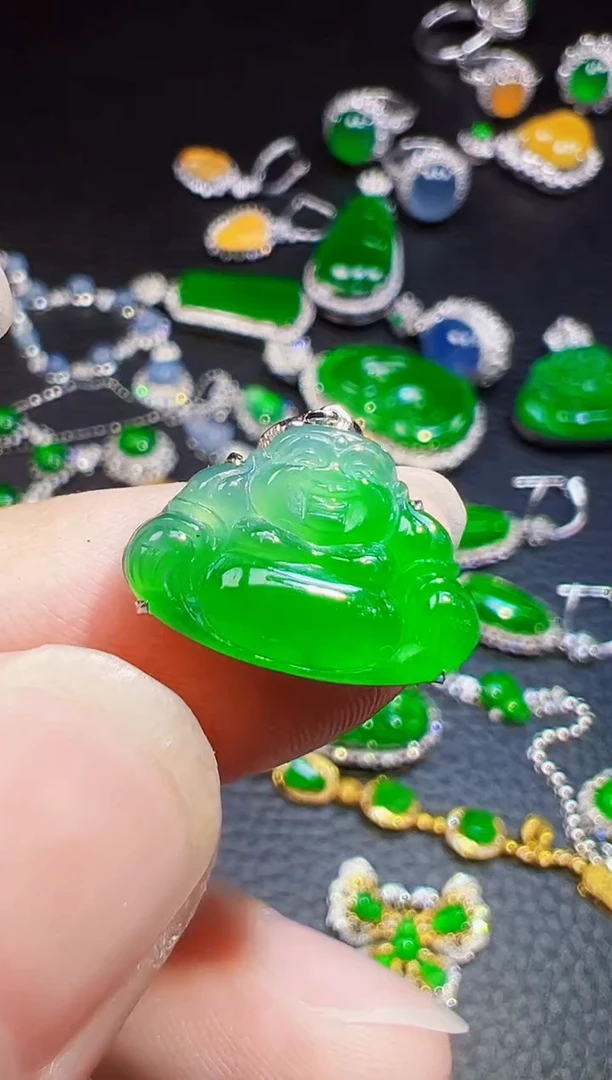 颈饰18K金镶嵌翡翠青**水翡翠