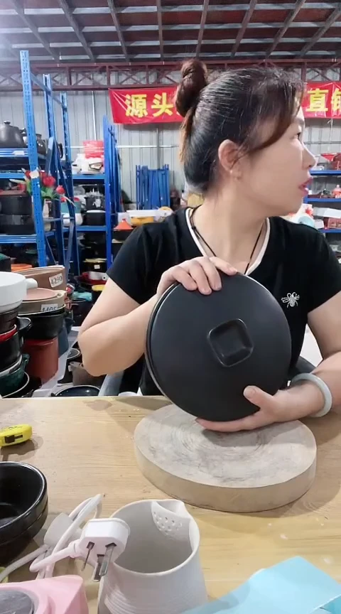 瑕疵黑色圆煎盘带盖