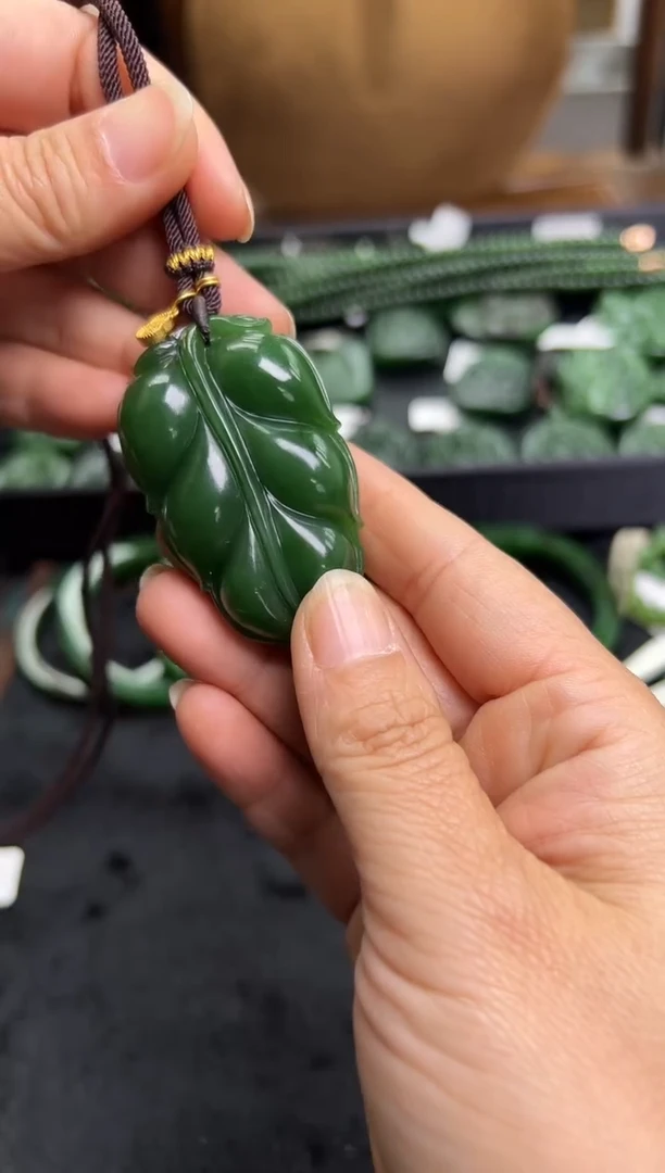 颈饰未镶嵌和田玉树叶