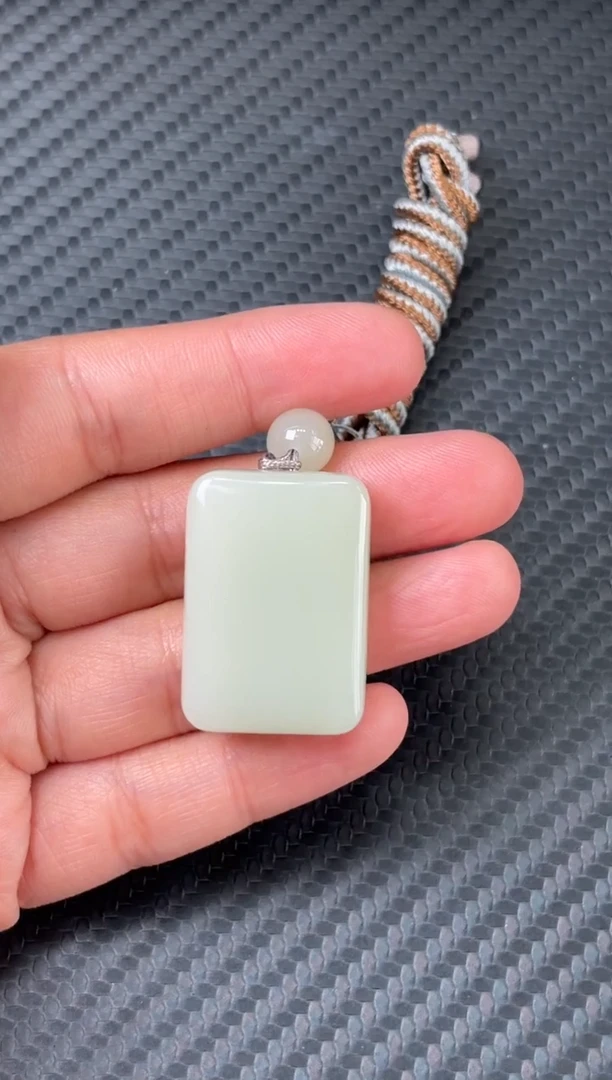 吊坠(赠链)未镶嵌和田玉且末迪克兰一细微色差吊坠