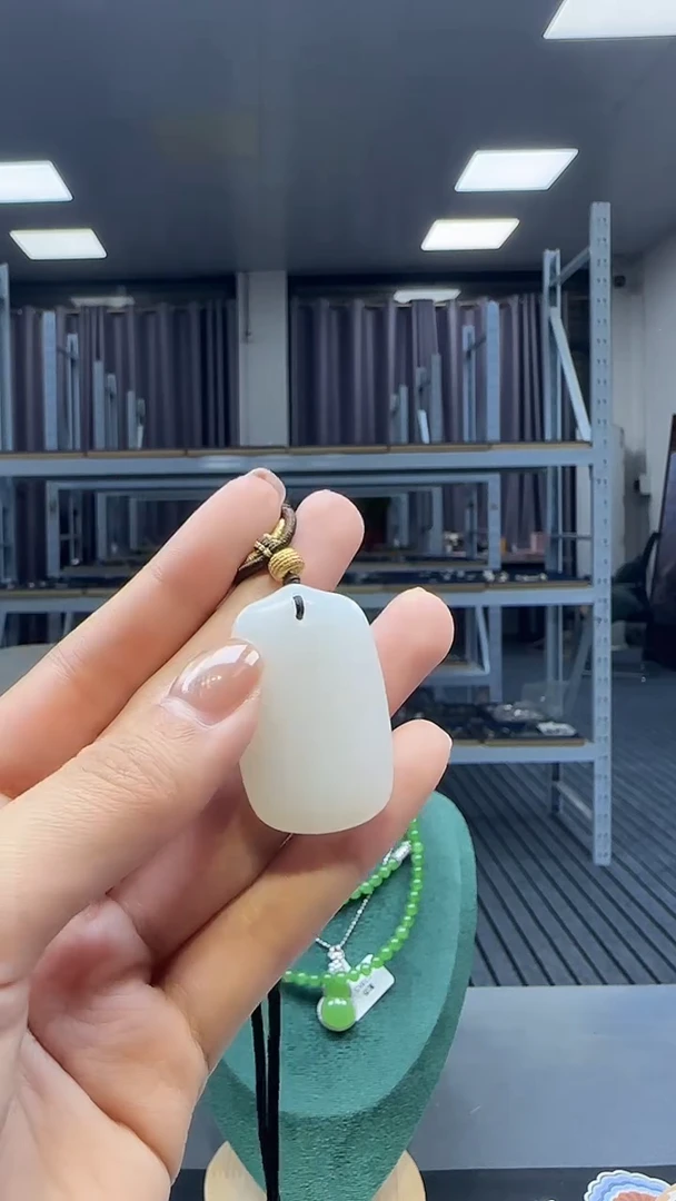 18K金镶嵌和田玉挂件1