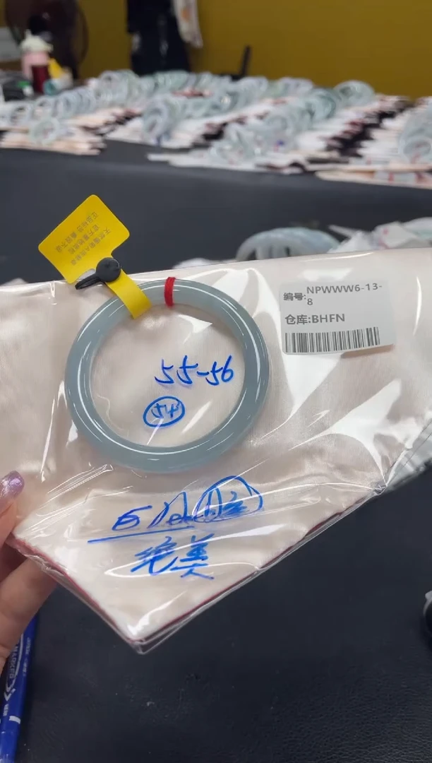 翡翠手镯未镶嵌翡翠手镯