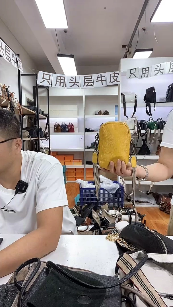 头层牛皮黄色手机包