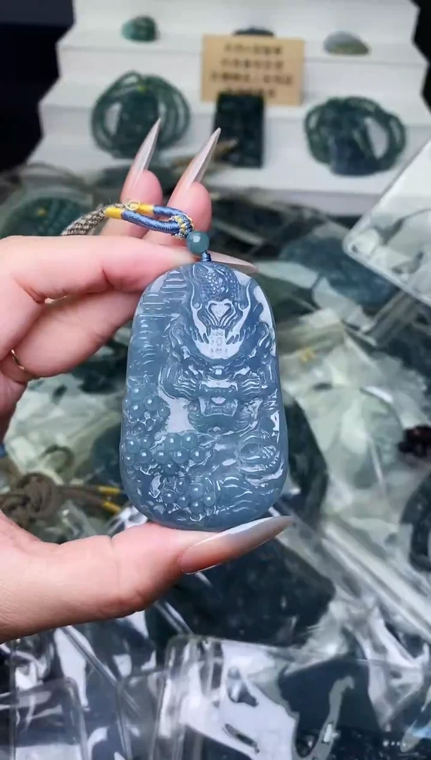 颈饰未镶嵌翡翠