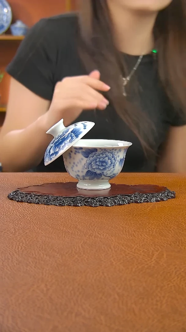 景德镇手工青花牡丹盖碗