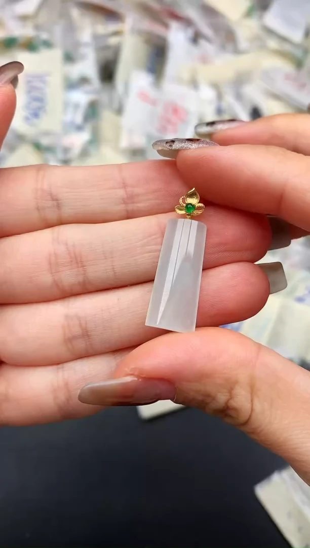 18K金镶嵌挂件翡翠—