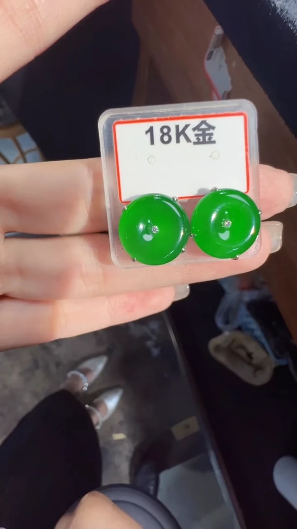 18K金镶嵌定制翡翠翡翠A货有轻微色差属于正常现象，平安扣耳钉1