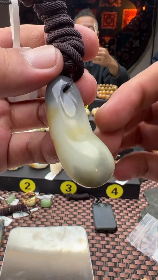 吊坠(赠链)未镶嵌和田玉若羌料楼兰三色吊坠