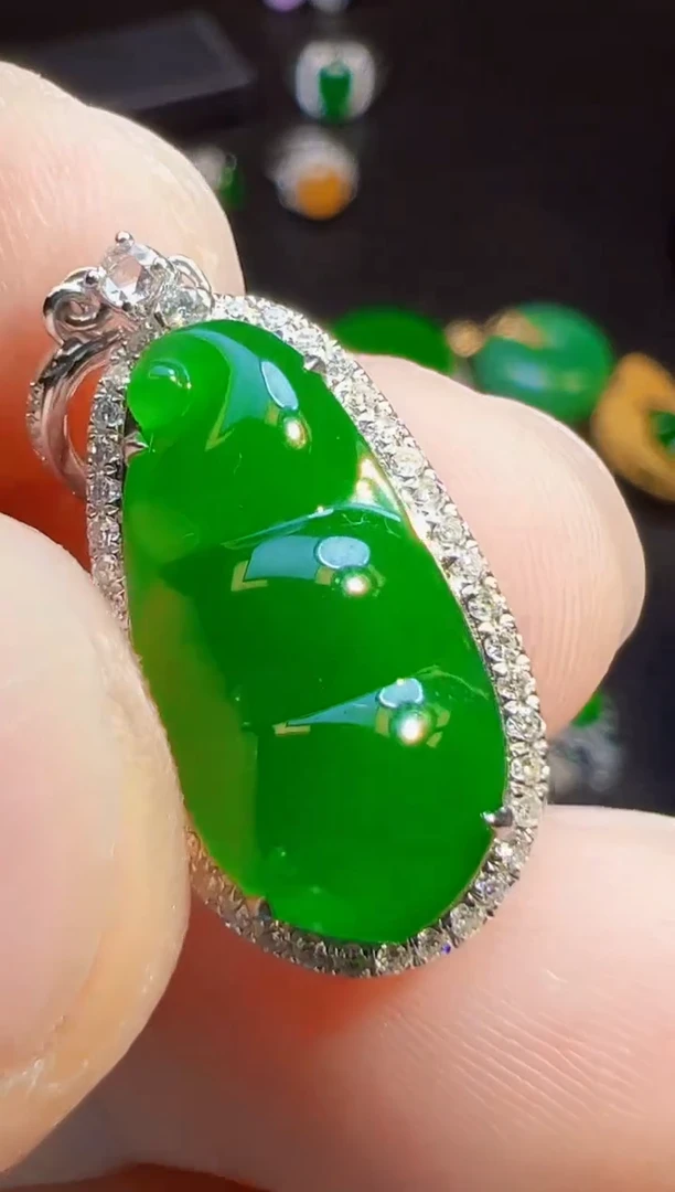 颈饰18K金镶嵌翡翠风****心翡翠