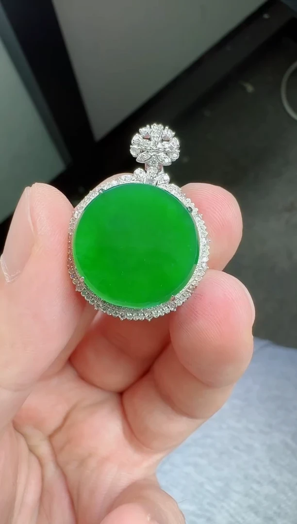 颈饰18K金镶嵌翡翠寄售回流，24小时鉴赏期