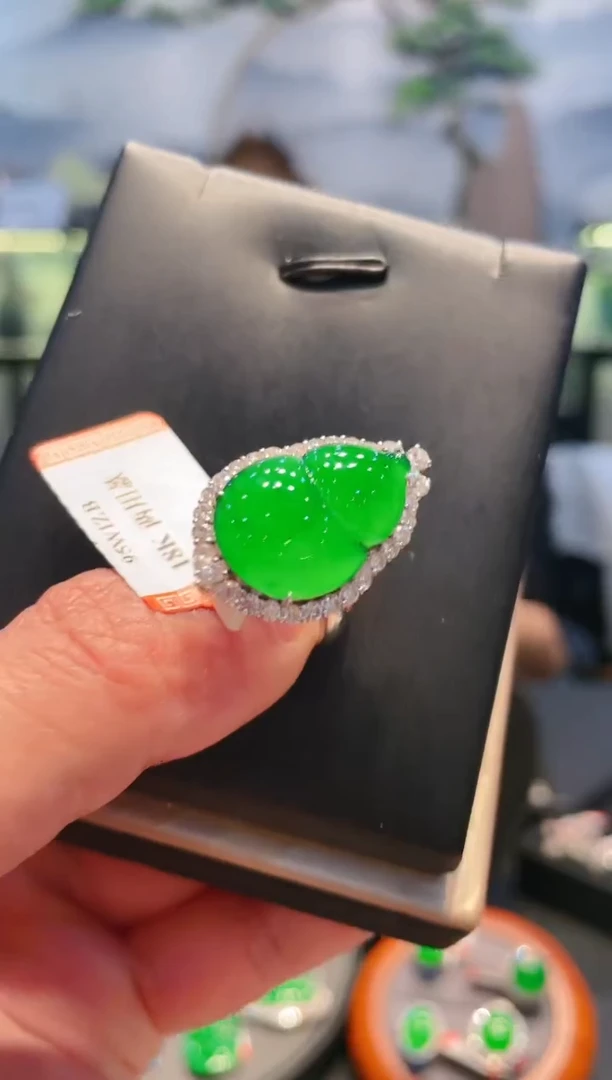 翡翠18K金镶嵌颈饰翡翠36