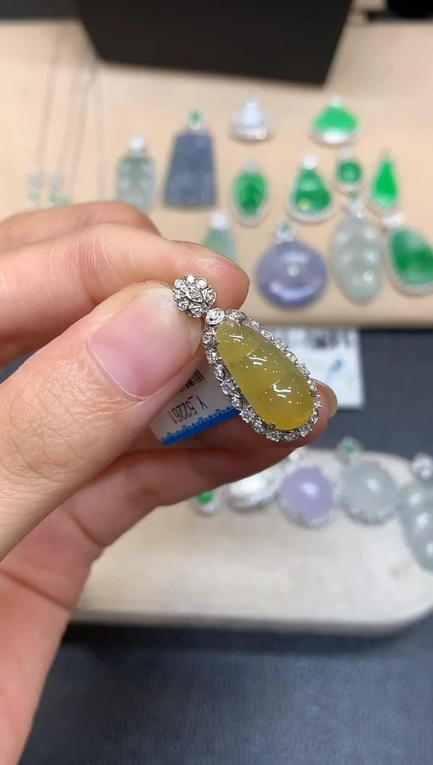 颈饰18K金镶嵌翡翠福豆【无服务费