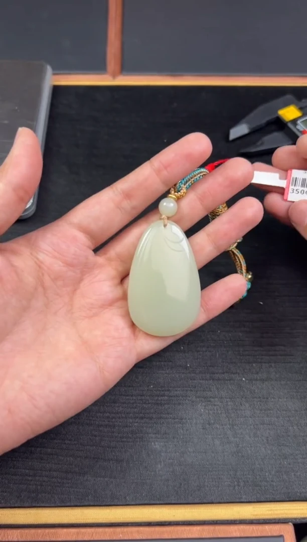 【闪购商品】和田玉吊坠(赠链)未镶嵌且末微色差迪克兰一细