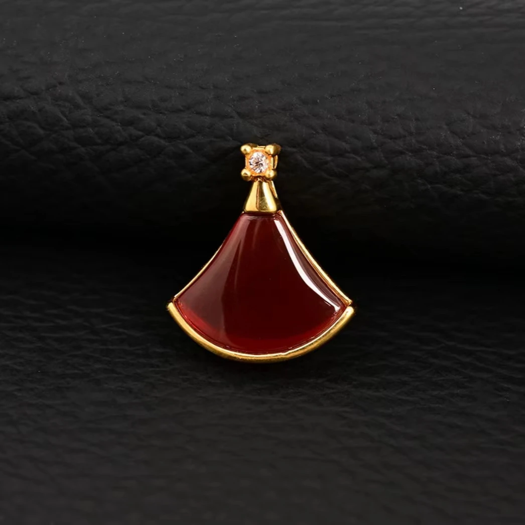 “姗姗”足金玛瑙小裙子吊坠