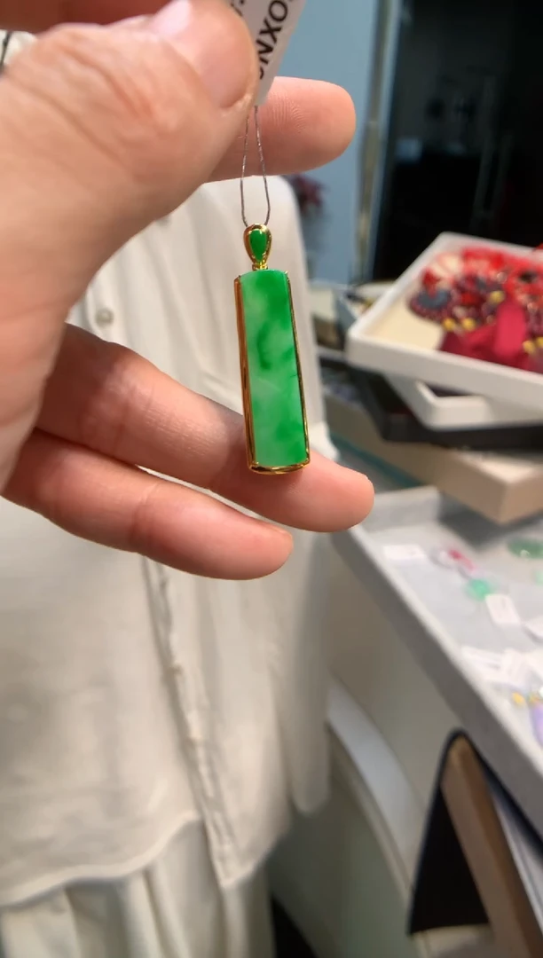 颈饰18K金镶嵌翡翠无事牌