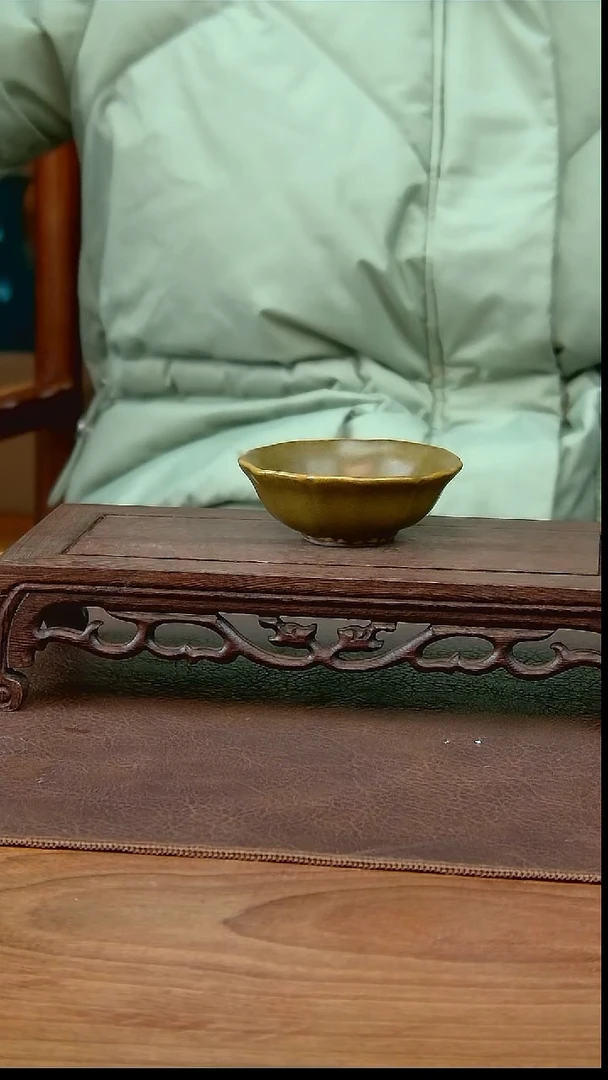 茶叶末釉花瓣杯