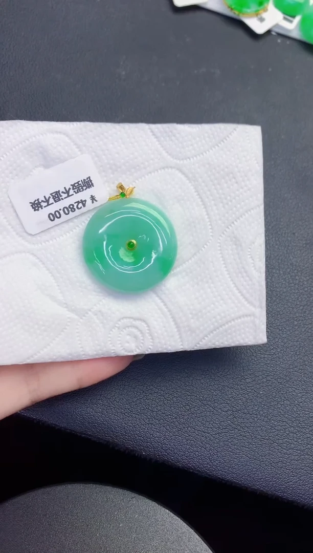 颈饰18K金镶嵌翡翠缅甸天然翡翠A货