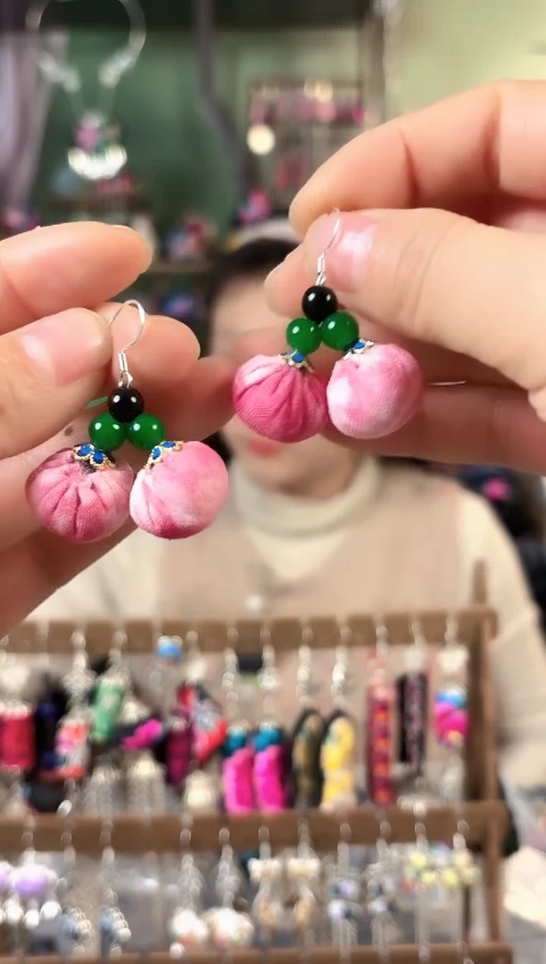 彩云南阁非遗老绣饰品510*