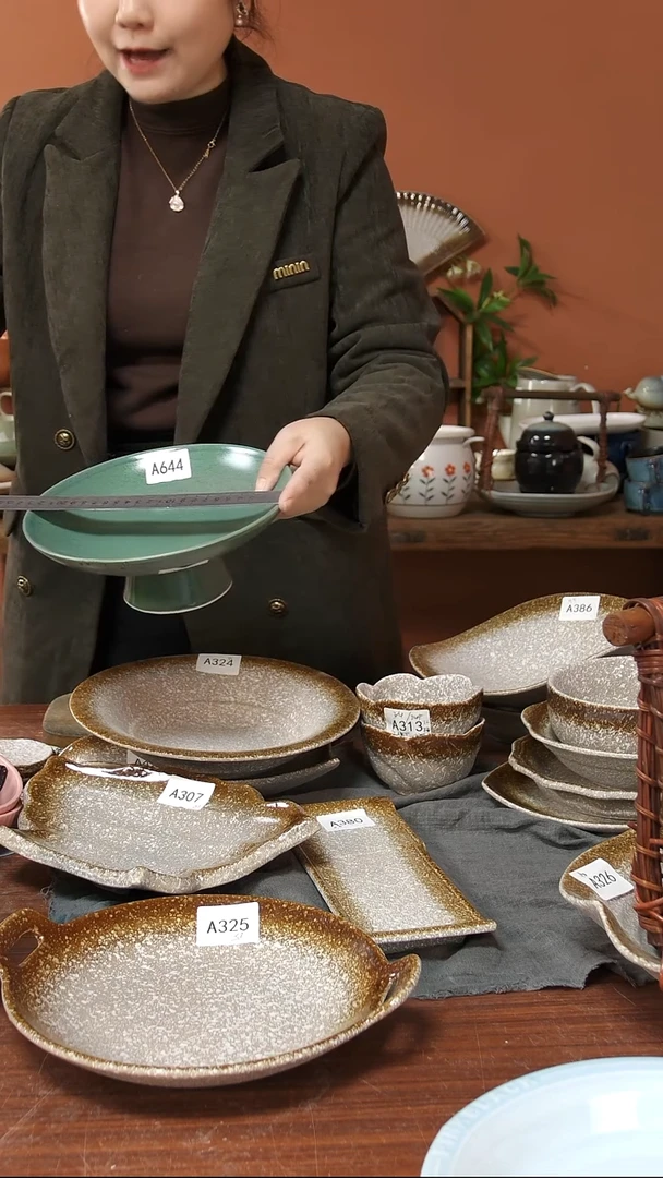 陶瓷A644 一个陶瓷亚光窑变绿高足盘有瑕疵23*8