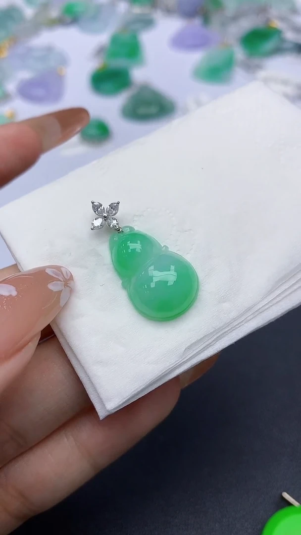 颈饰18K金镶嵌翡翠A货假一赔三支持复检百元上九元证书费自理