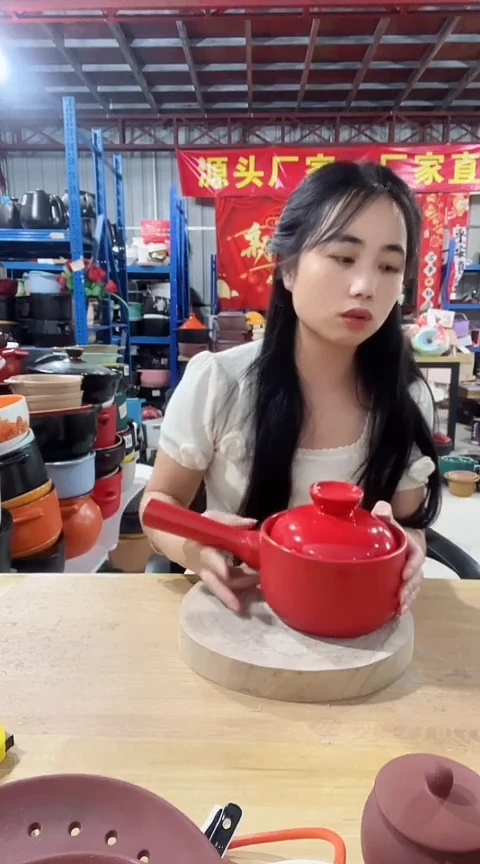 现代瑕疵红色手把奶锅带盖不圆