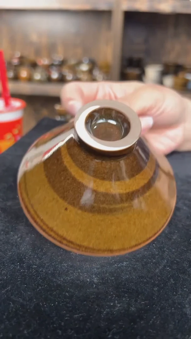 搅胎泥上釉的斗笠杯
