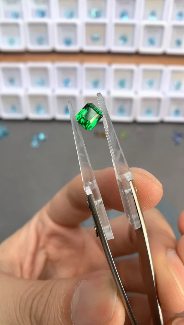 未镶嵌裸石定制石榴石1.52ct 卡扎尼绿