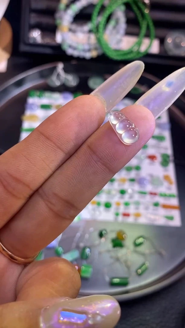 翡翠挂件未镶嵌豆