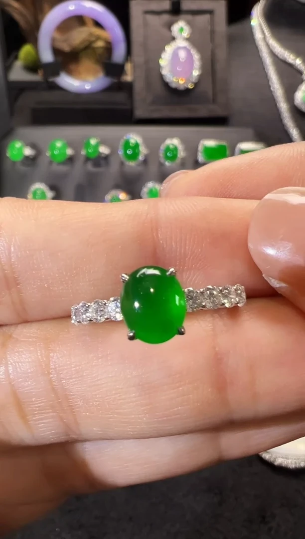 18K金镶嵌戒指翡翠高冰辣阳绿蛋面戒指