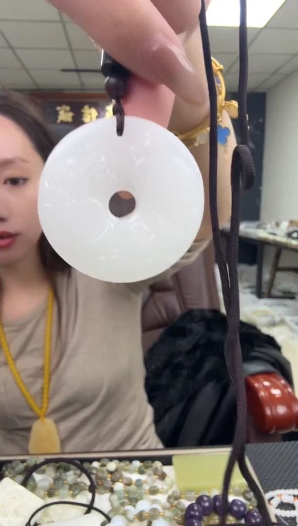 吊坠(不含链)未镶嵌透闪石质玉牛 平安扣