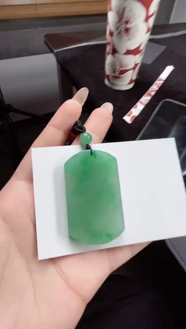 吊坠(赠链)未镶嵌石英质玉（非洲翠）无事牌 8.67