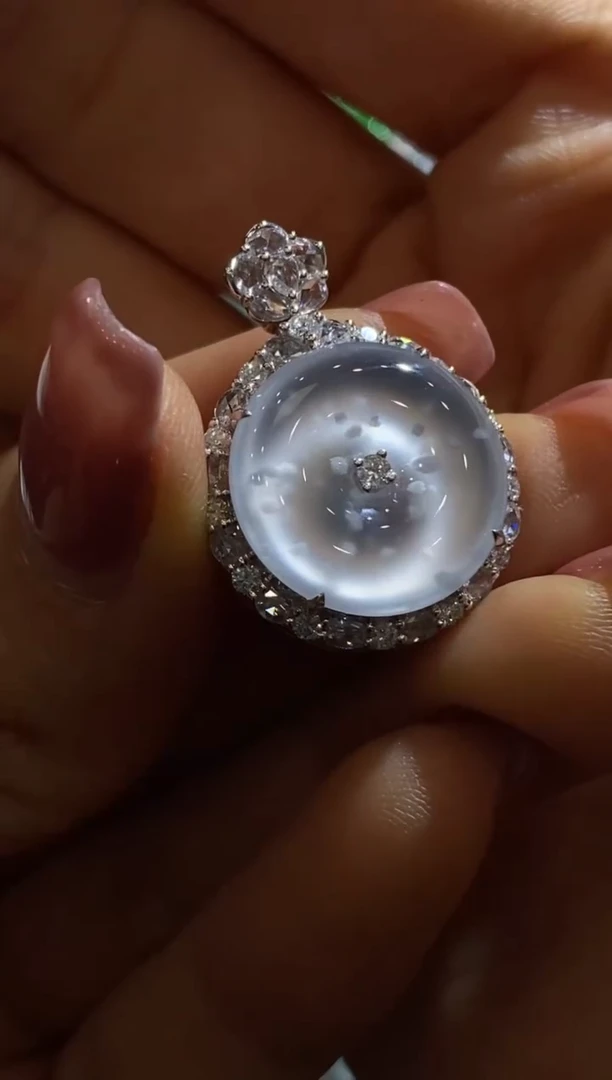 颈饰18K金镶嵌翡翠收到货48小时鉴赏期（超时不退不换）