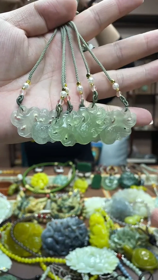 未镶嵌岫玉吊坠多样性发货发其中之一