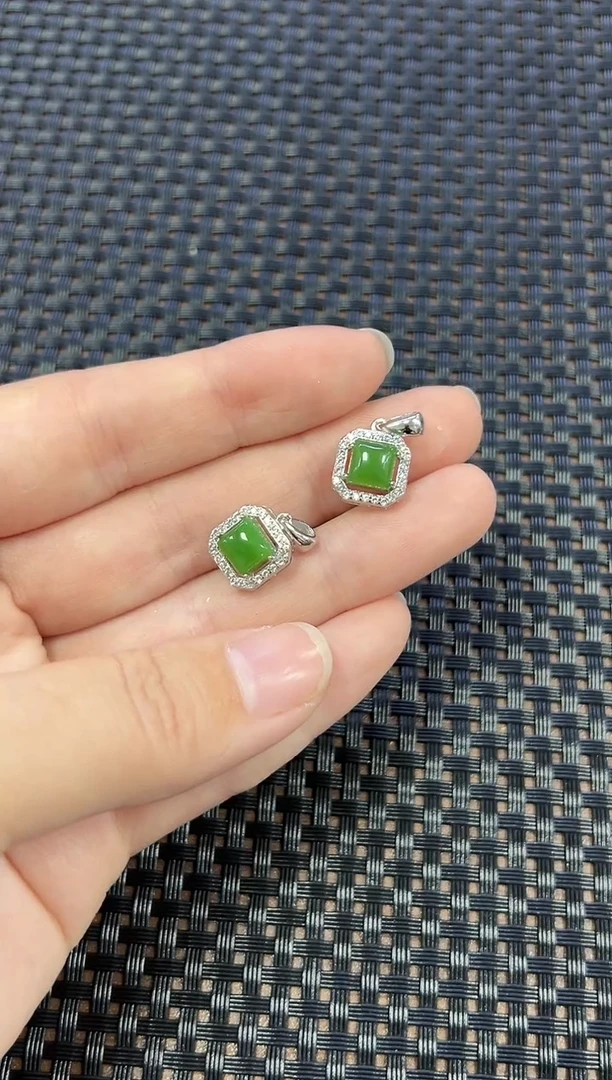 【闪购商品】和田玉吊坠银S925镶嵌碧玉小方糖吊坠（多样性发一件）