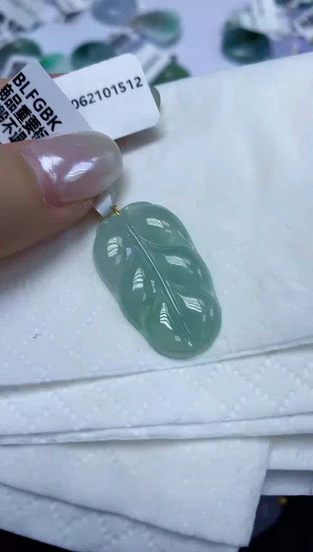 翡翠18K金镶嵌颈饰天然缅甸翡翠A货