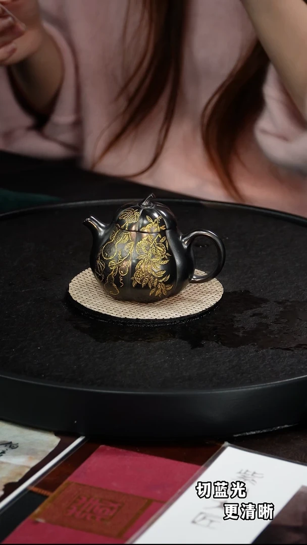 茶壶紫砂谈俊祥 茄瓜40 玄铁砂 180毫升  配青花花瓶