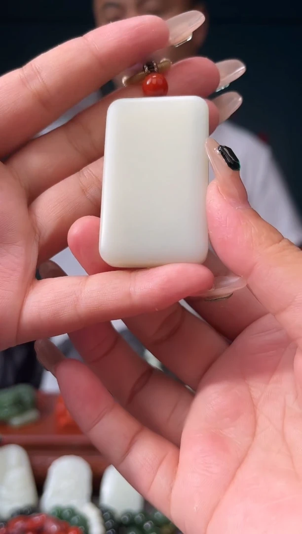 和田玉未镶嵌颈饰一**树吊坠