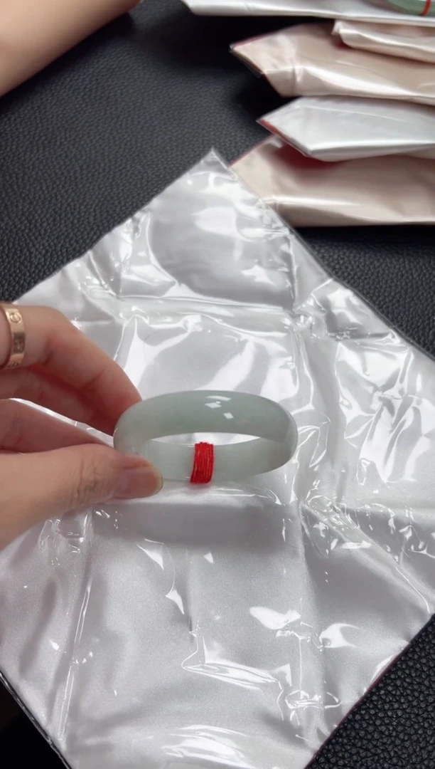 翡翠手镯未镶嵌圈口52