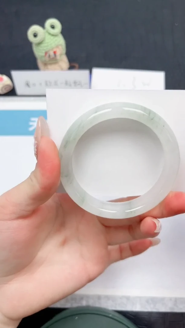 【闪购商品】石英质玉手镯未镶嵌78-54.6