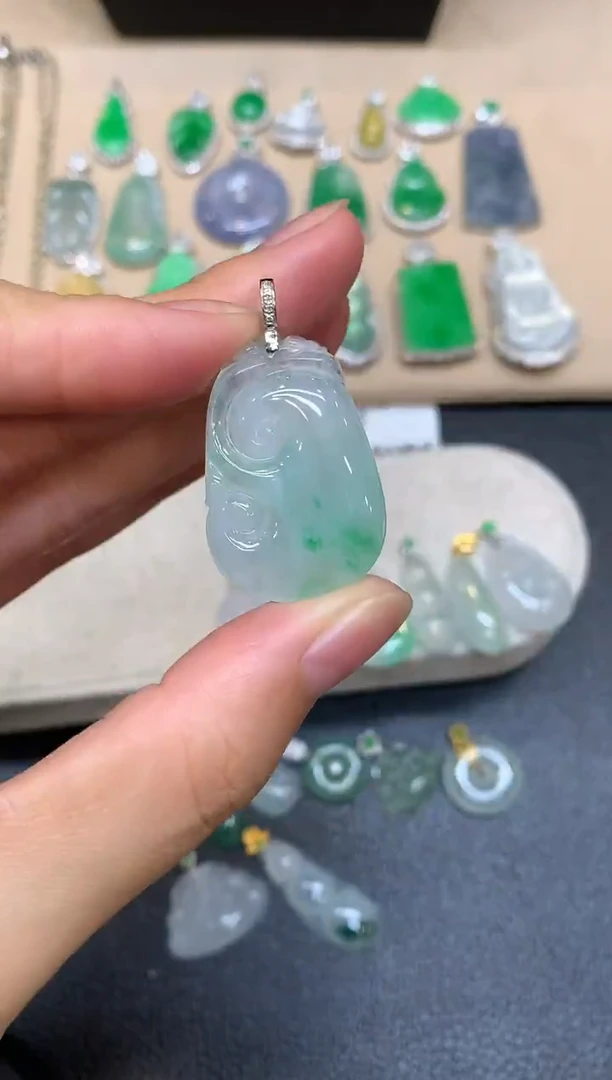 颈饰18K金镶嵌翡翠如意【无服务费