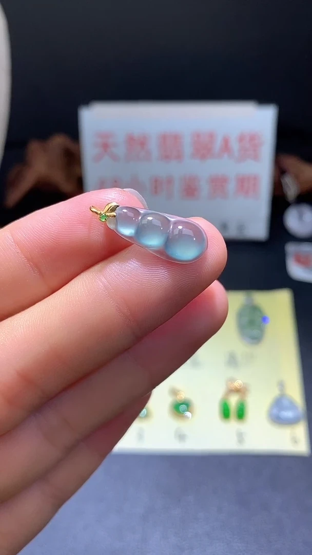 翡翠18K金镶嵌颈饰翡翠吊坠