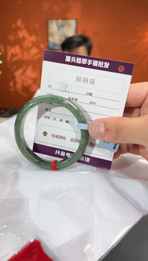 未镶嵌手镯翡翠你****?翡翠手镯