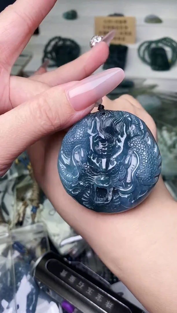 颈饰未镶嵌翡翠