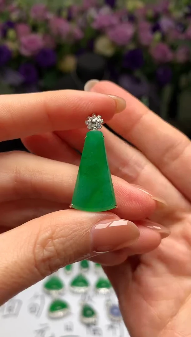 颈饰18K金镶嵌翡翠无事牌