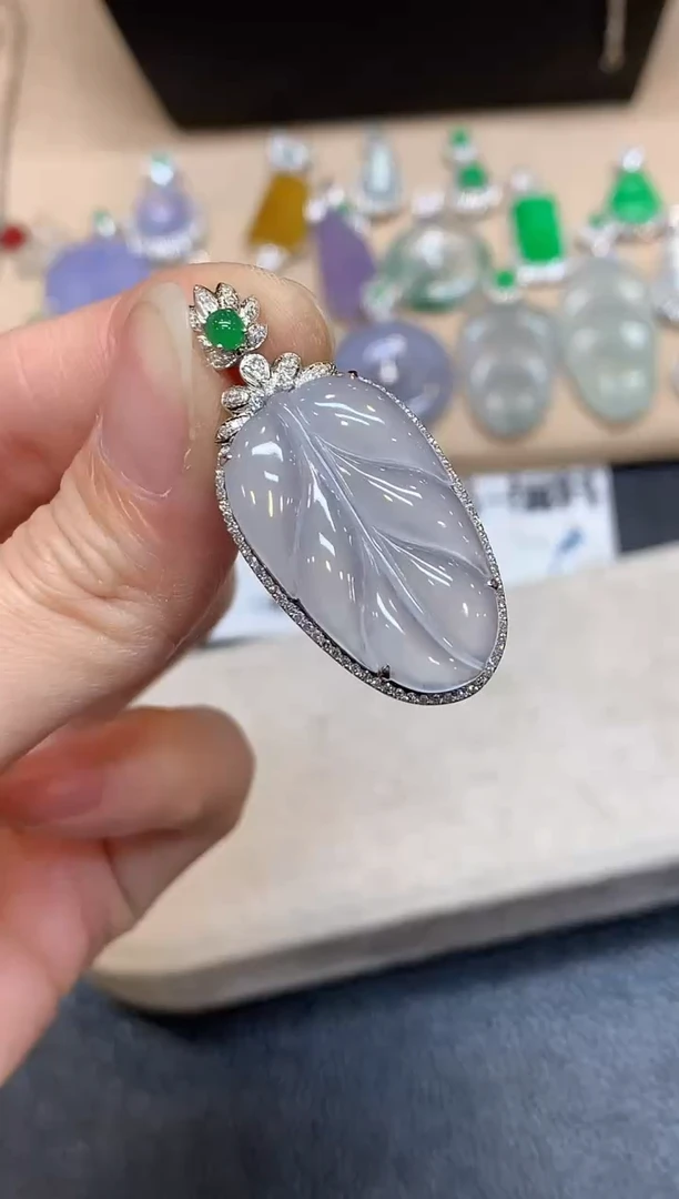 颈饰18K金镶嵌翡翠树叶【无服务费