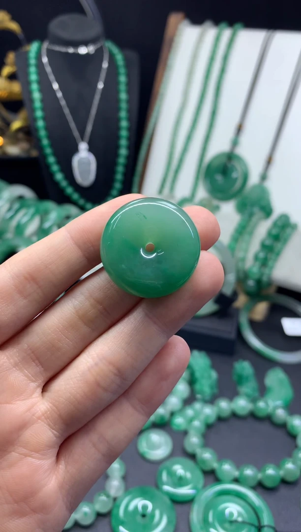 吊坠(不含链)未镶嵌石英质玉（非洲翠）28mm面包扣（放漏）