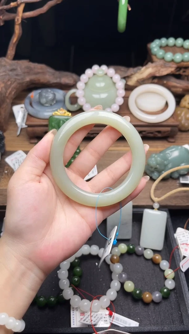 未镶嵌手镯和田玉且末青白 60圈9010837
