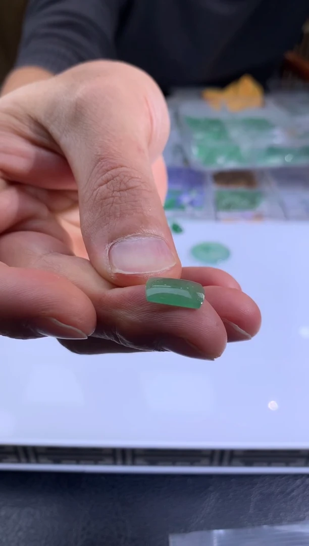 裸石翡翠未*到翡翠