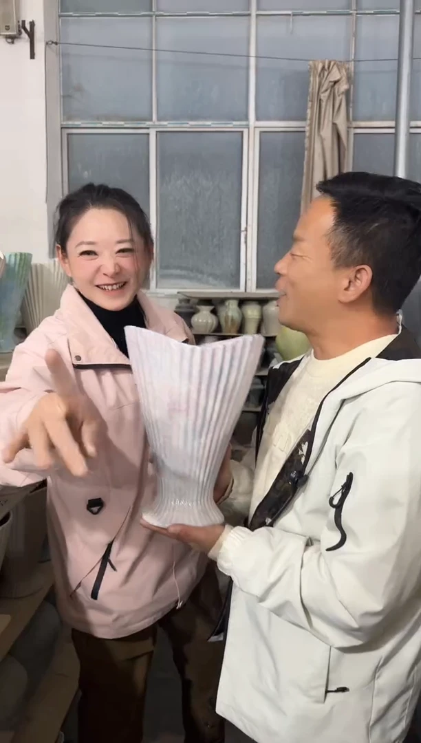 鱼尾形梦幻粉色陶瓷瓶